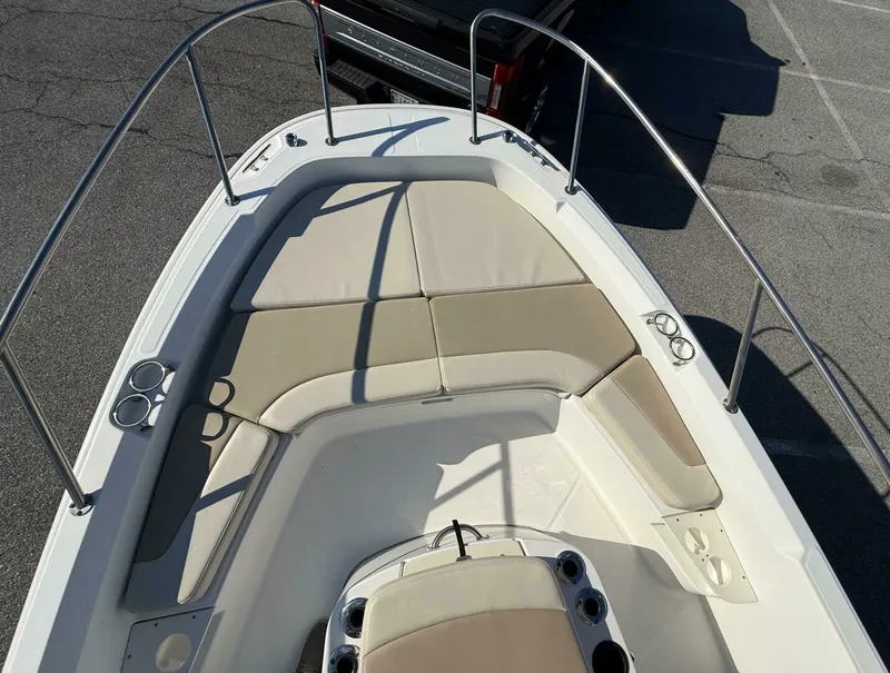Slide: The Image of Boston Whaler 210 Dauntless 2020 - 41