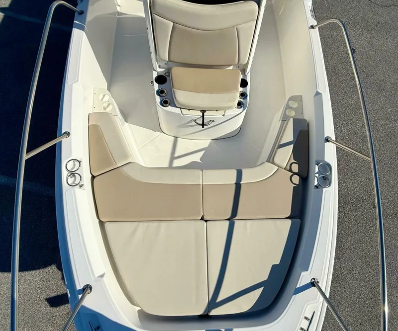 Slide: The Image of Boston Whaler 210 Dauntless 2020 - 42