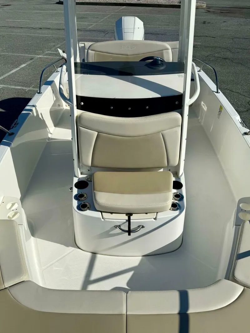 Slide: The Image of Boston Whaler 210 Dauntless 2020 - 44