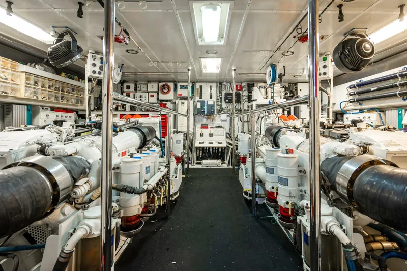 Slide: The Image of Hatteras 100 Motor Yacht 2001 - 102
