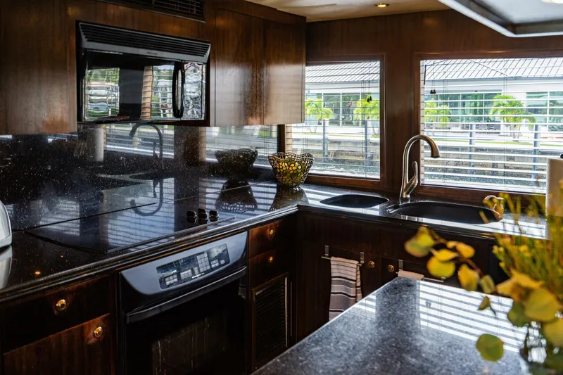 Slide: The Image of Hatteras 100 Motor Yacht 2001 - 31