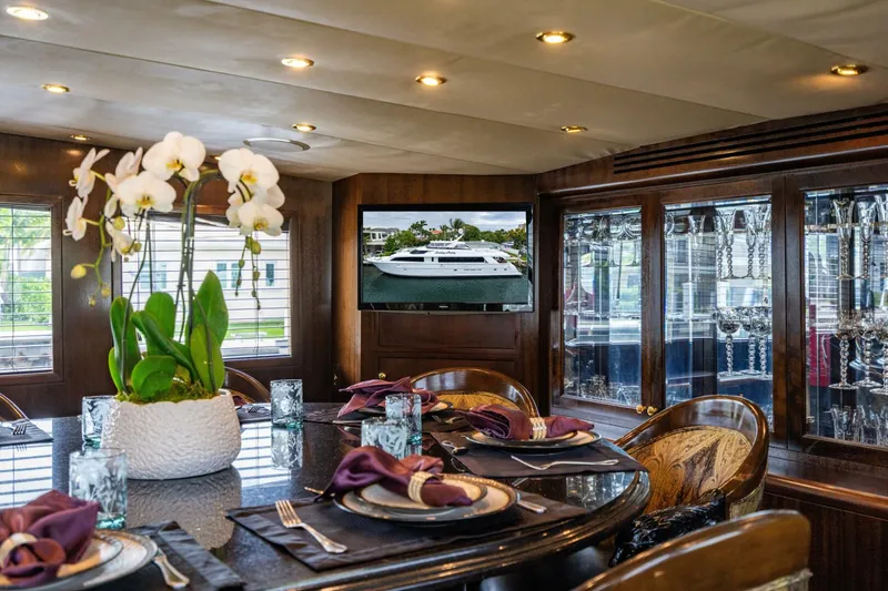 Slide: The Image of Hatteras 100 Motor Yacht 2001 - 34