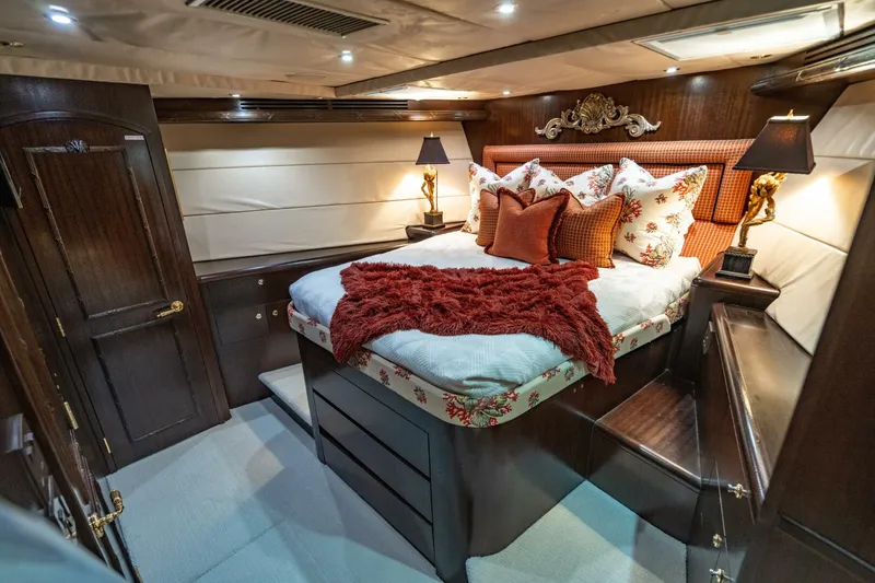Slide: The Image of Hatteras 100 Motor Yacht 2001 - 36