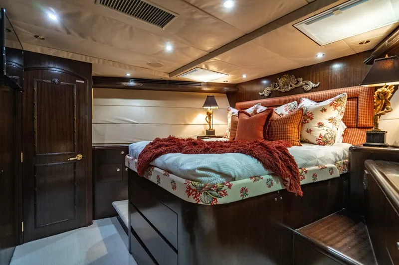 Slide: The Image of Hatteras 100 Motor Yacht 2001 - 37