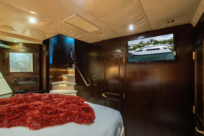 Slide: The Image of Hatteras 100 Motor Yacht 2001 - 38