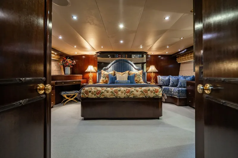 Slide: The Image of Hatteras 100 Motor Yacht 2001 - 45