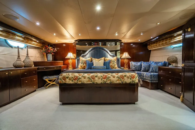 Slide: The Image of Hatteras 100 Motor Yacht 2001 - 46