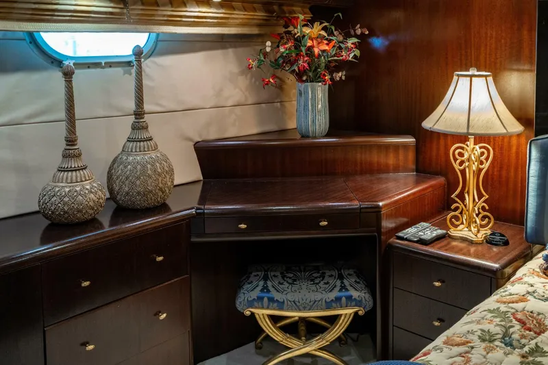 Slide: The Image of Hatteras 100 Motor Yacht 2001 - 50