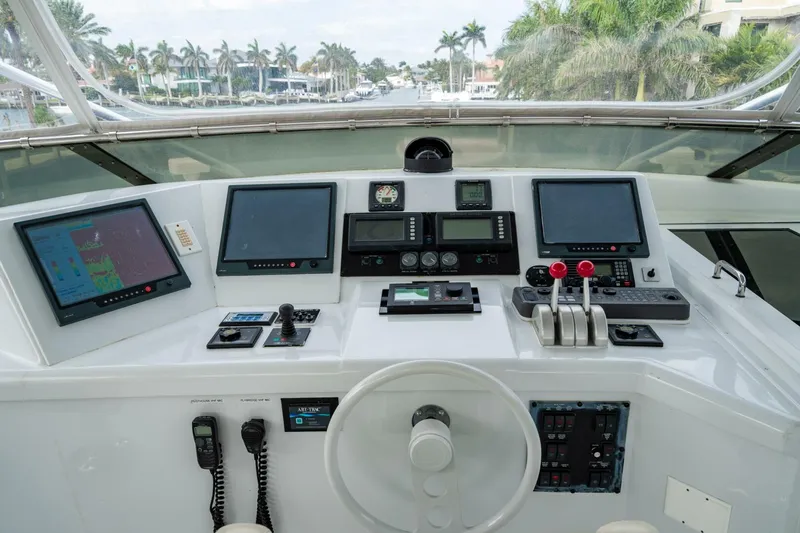 Slide: The Image of Hatteras 100 Motor Yacht 2001 - 76