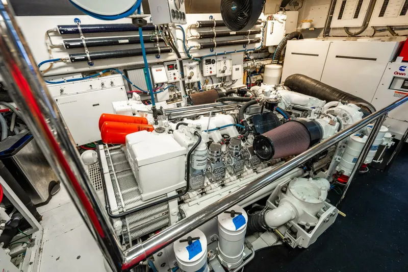 Slide: The Image of Hatteras 100 Motor Yacht 2001 - 98