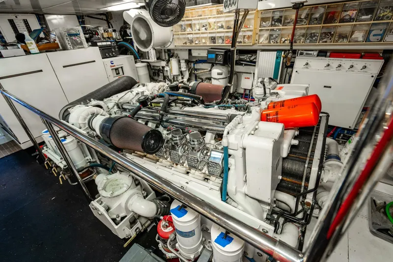 Slide: The Image of Hatteras 100 Motor Yacht 2001 - 99