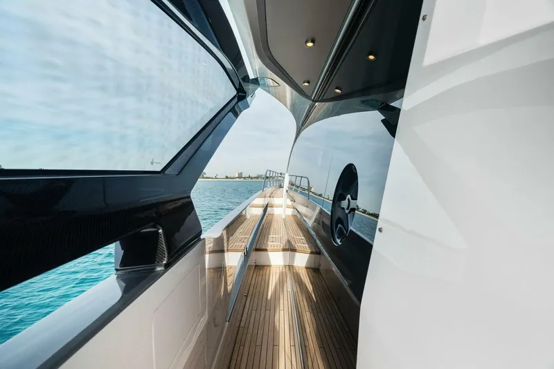 Slide: The Image of Azimut S8 2022 - 11