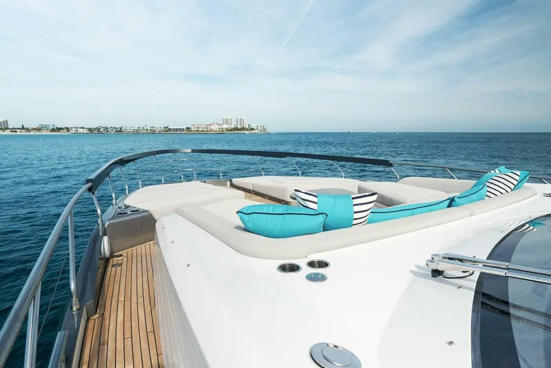 Slide: The Image of Azimut S8 2022 - 12