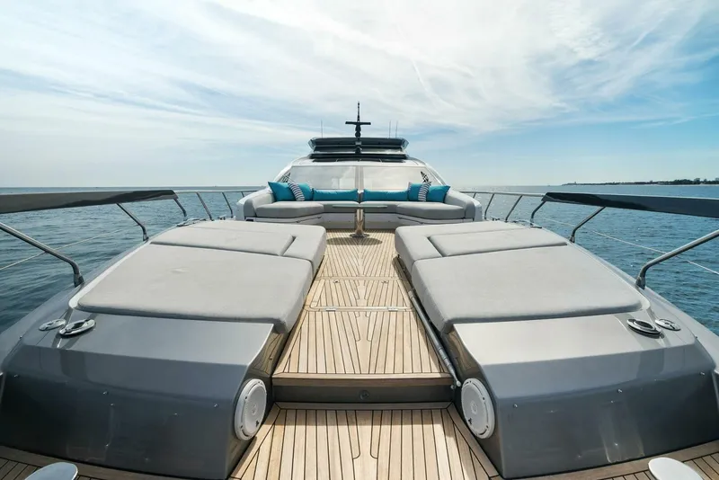 Slide: The Image of Azimut S8 2022 - 14
