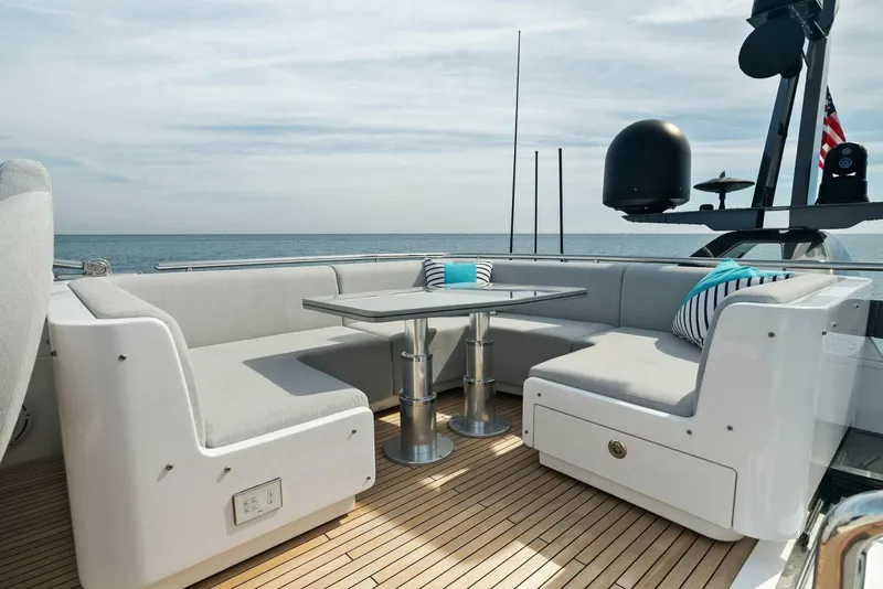 Slide: The Image of Azimut S8 2022 - 15