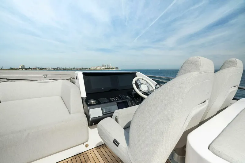 Slide: The Image of Azimut S8 2022 - 16