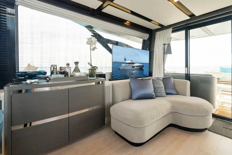 Slide: The Image of Azimut S8 2022 - 21
