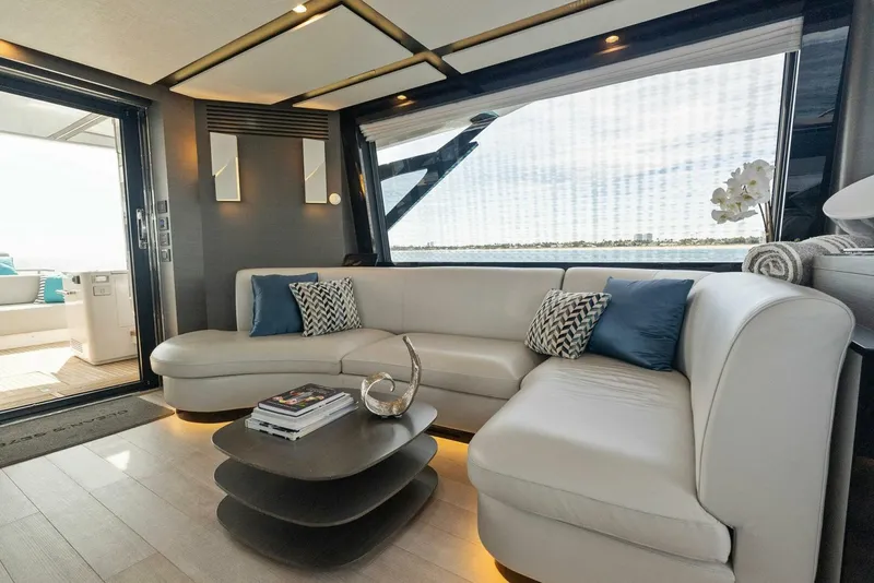 Slide: The Image of Azimut S8 2022 - 22