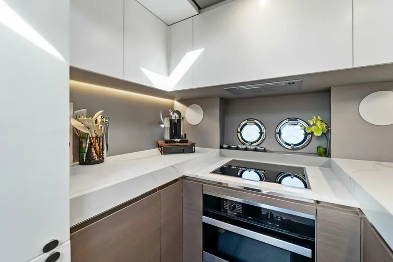 Slide: The Image of Azimut S8 2022 - 27