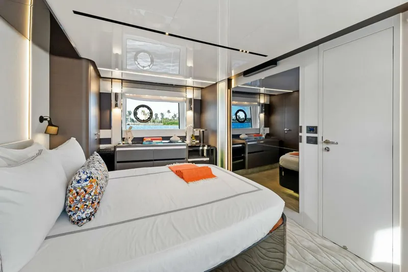 Slide: The Image of Azimut S8 2022 - 30