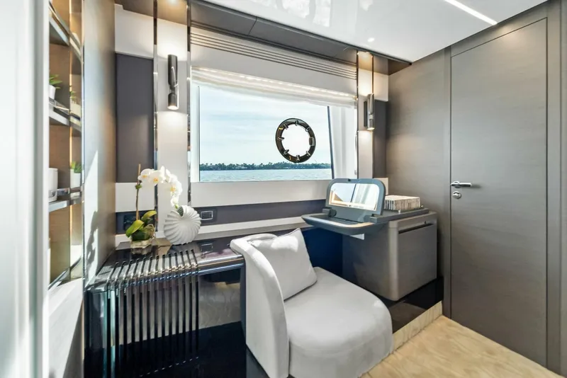Slide: The Image of Azimut S8 2022 - 31