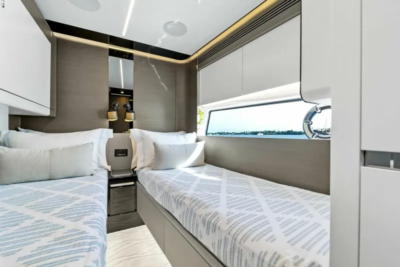 Slide: The Image of Azimut S8 2022 - 34