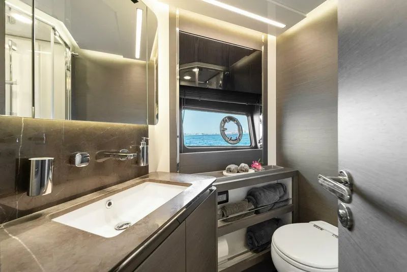 Slide: The Image of Azimut S8 2022 - 43