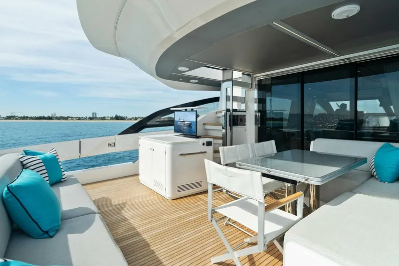 Slide: The Image of Azimut S8 2022 - 6