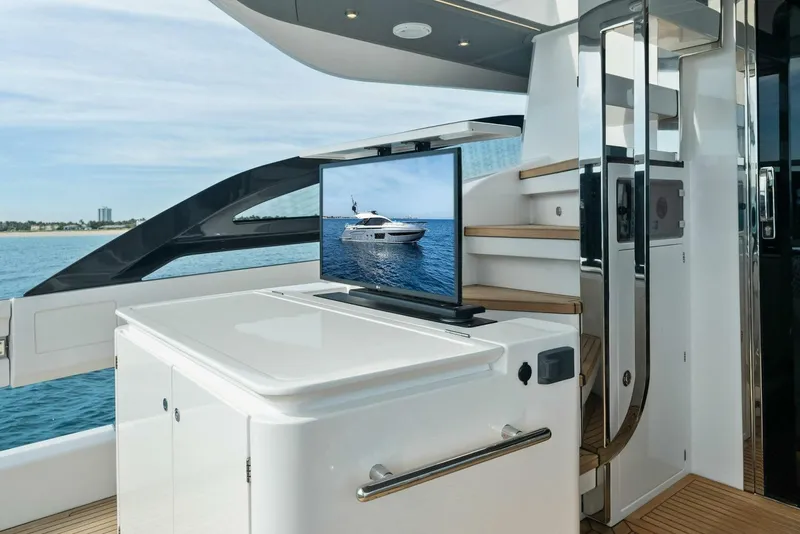 Slide: The Image of Azimut S8 2022 - 8