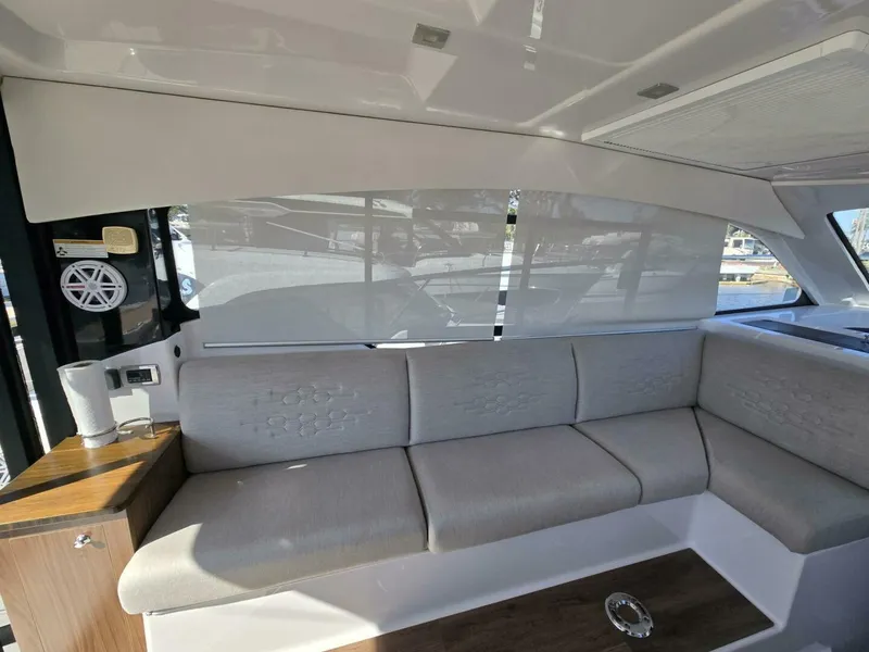 Slide: The Image of Four Winns V355 Coupe OB 2020 - 10