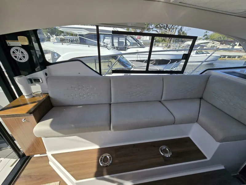 Slide: The Image of Four Winns V355 Coupe OB 2020 - 11