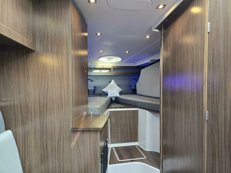Slide: The Image of Four Winns V355 Coupe OB 2020 - 17