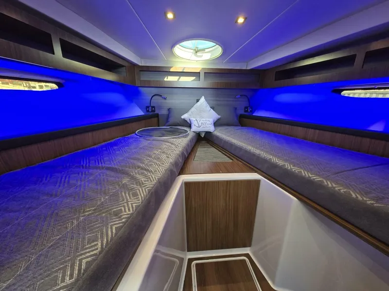 Slide: The Image of Four Winns V355 Coupe OB 2020 - 18