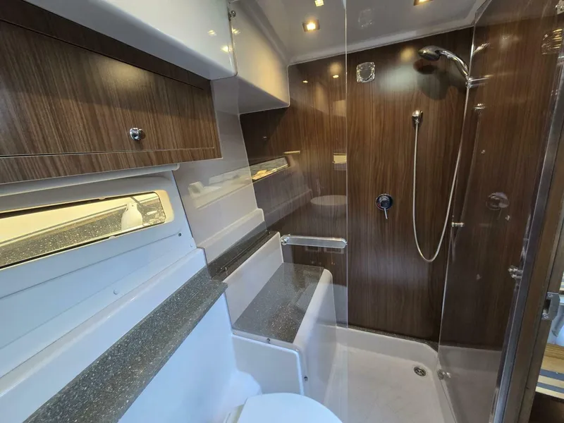 Slide: The Image of Four Winns V355 Coupe OB 2020 - 25