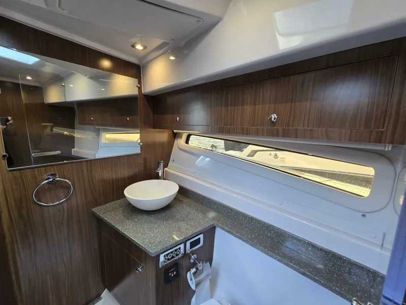 Slide: The Image of Four Winns V355 Coupe OB 2020 - 26