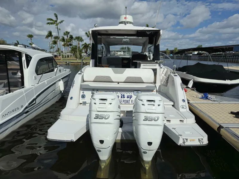 Slide: The Image of Four Winns V355 Coupe OB 2020 - 3