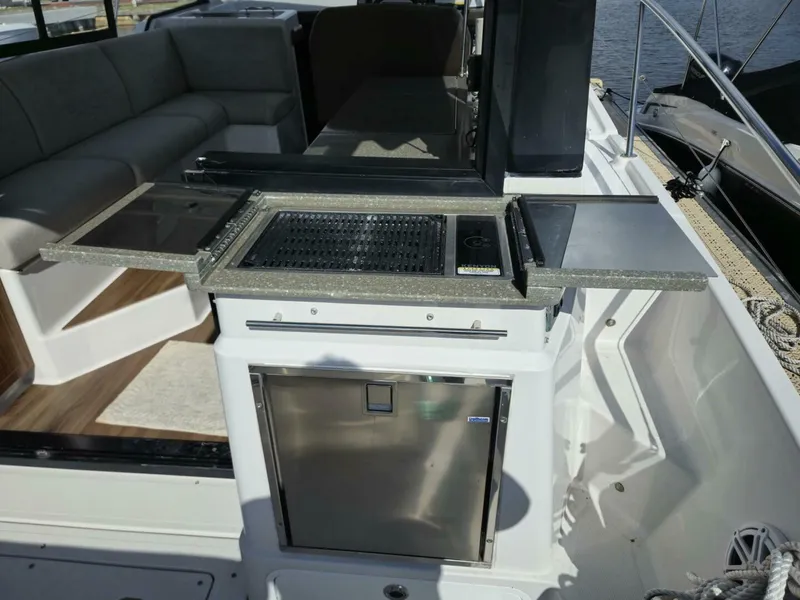 Slide: The Image of Four Winns V355 Coupe OB 2020 - 6