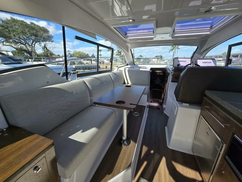 Slide: The Image of Four Winns V355 Coupe OB 2020 - 7