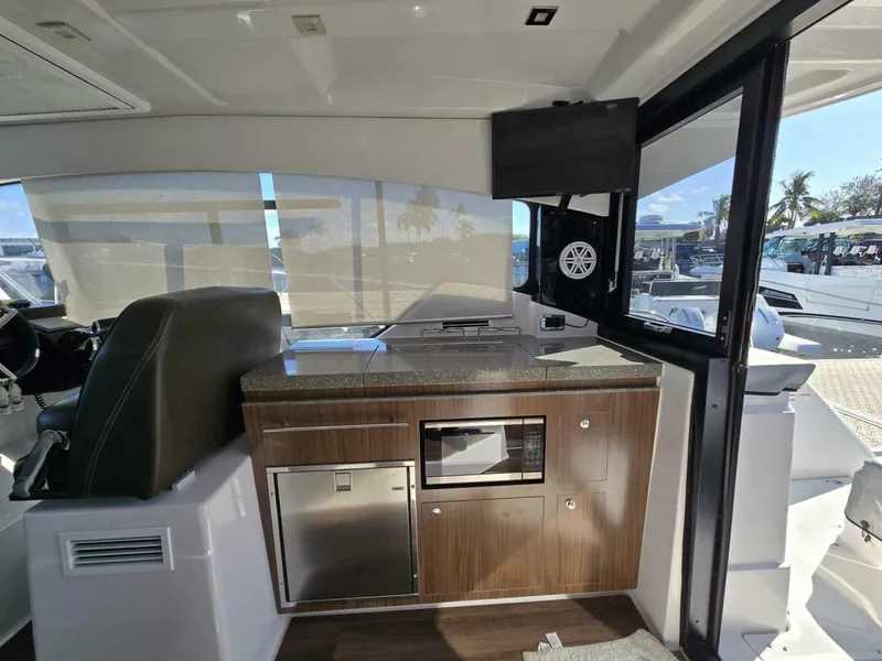 Slide: The Image of Four Winns V355 Coupe OB 2020 - 8