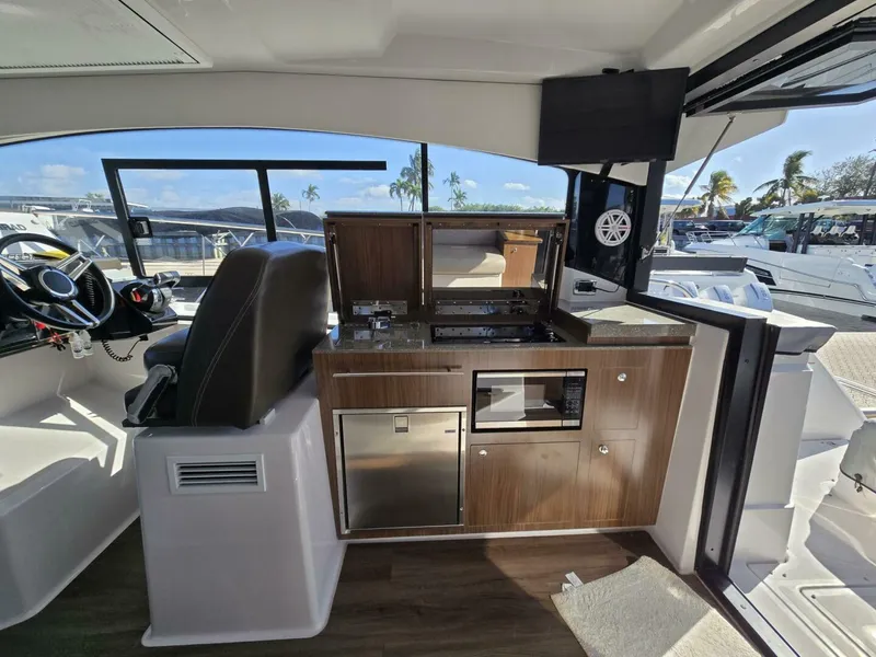 Slide: The Image of Four Winns V355 Coupe OB 2020 - 9