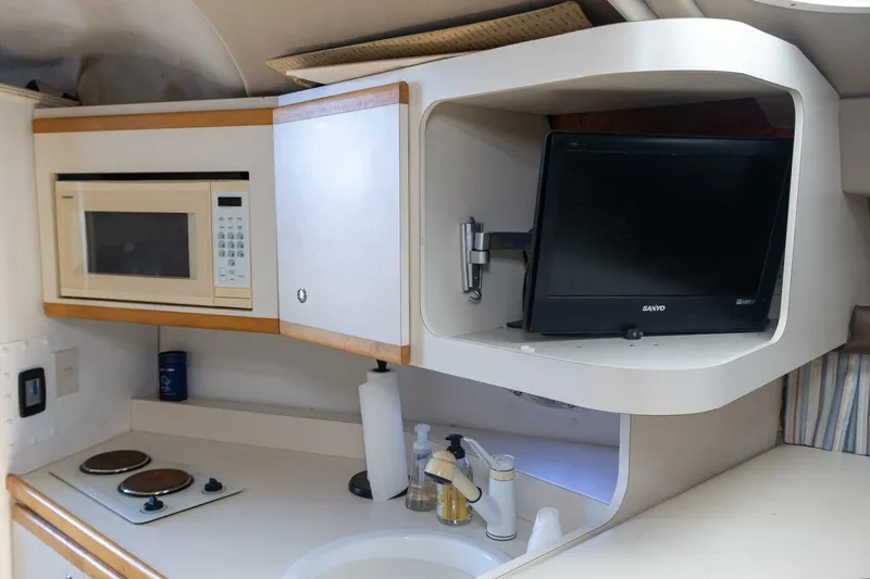 Slide: The Image of Cruisers Yachts ESPRIT 3570 1995 - 25