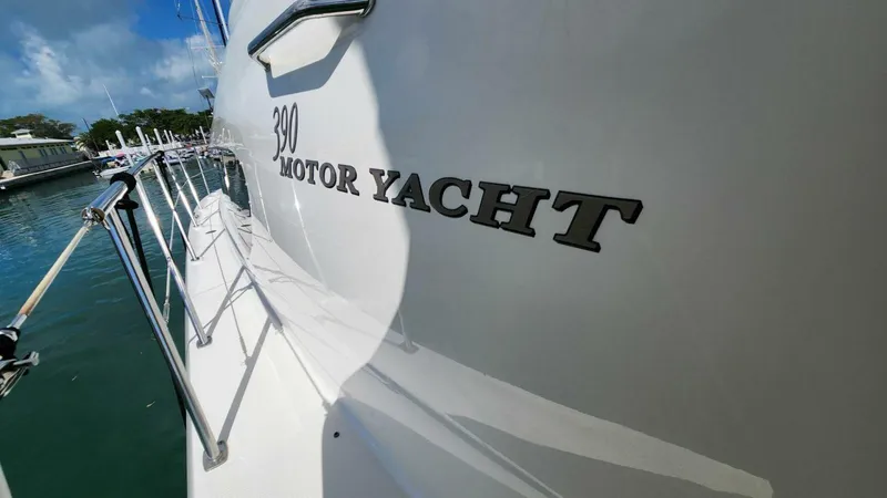 Slide: The Image of Sea Ray 390 Motor Yacht 2004 - 21