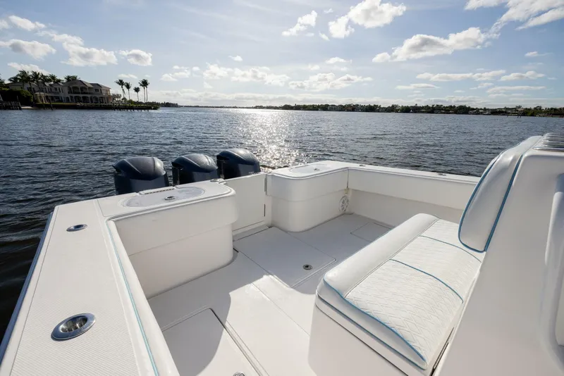 Slide: The Image of Sea Hunter 33 Center Console 2018 - 12