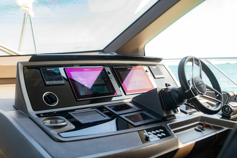Slide: The Image of Sunseeker Manhattan 66 2018 - 13