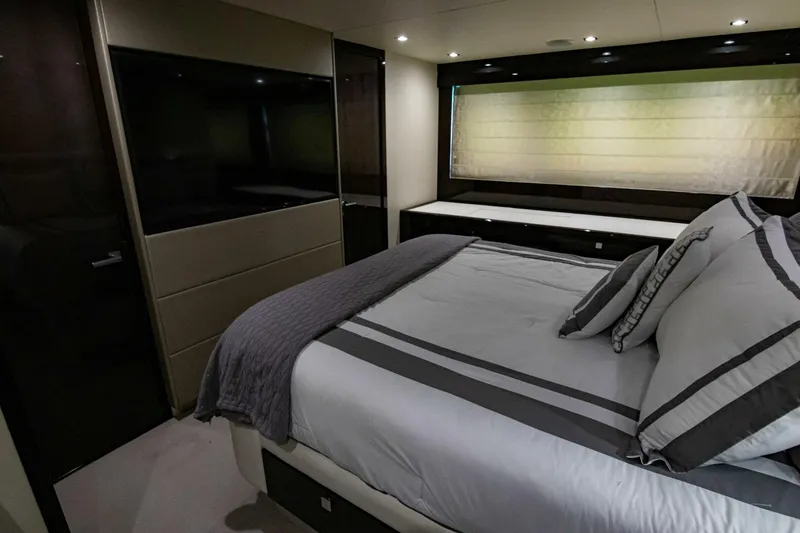Slide: The Image of Sunseeker Manhattan 66 2018 - 16