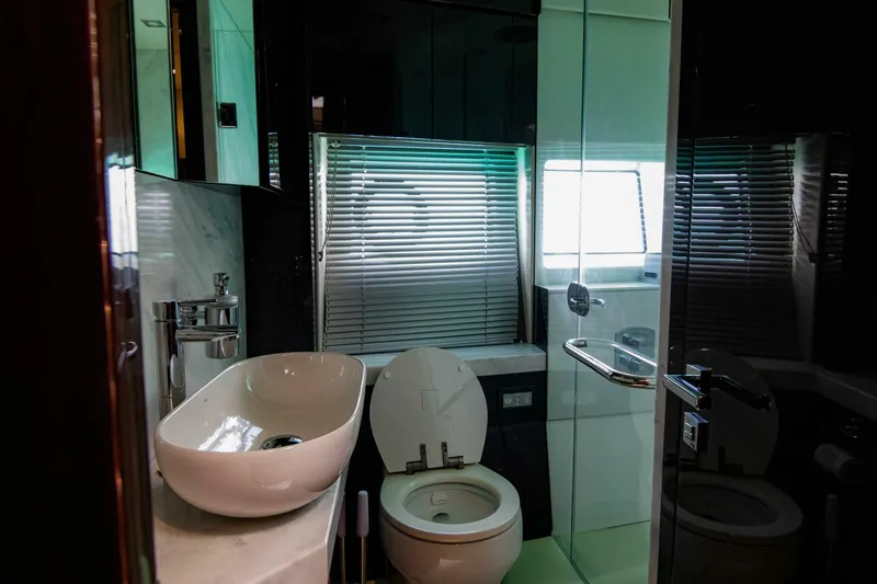 Slide: The Image of Sunseeker Manhattan 66 2018 - 21