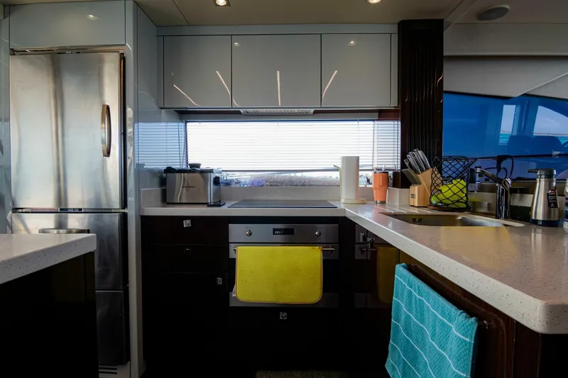 Slide: The Image of Sunseeker Manhattan 66 2018 - 9