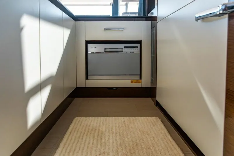 Slide: The Image of Prestige 630 Flybridge 2020 - 11