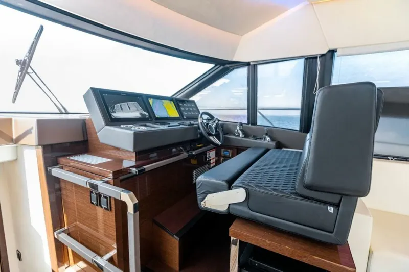 Slide: The Image of Prestige 630 Flybridge 2020 - 36