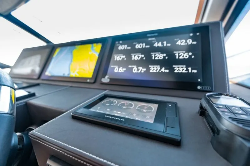 Slide: The Image of Prestige 630 Flybridge 2020 - 40